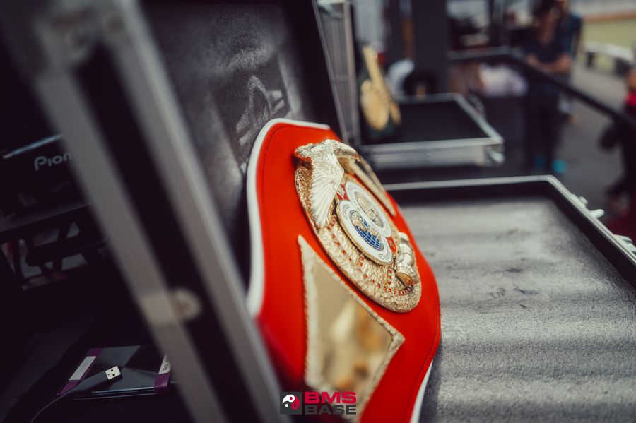Champion-Gürtel — Boxing meets Soccer bei der No Excuses Charity