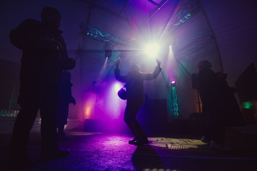DJ-Set mit Lichtshow bei einer NOXQS Party