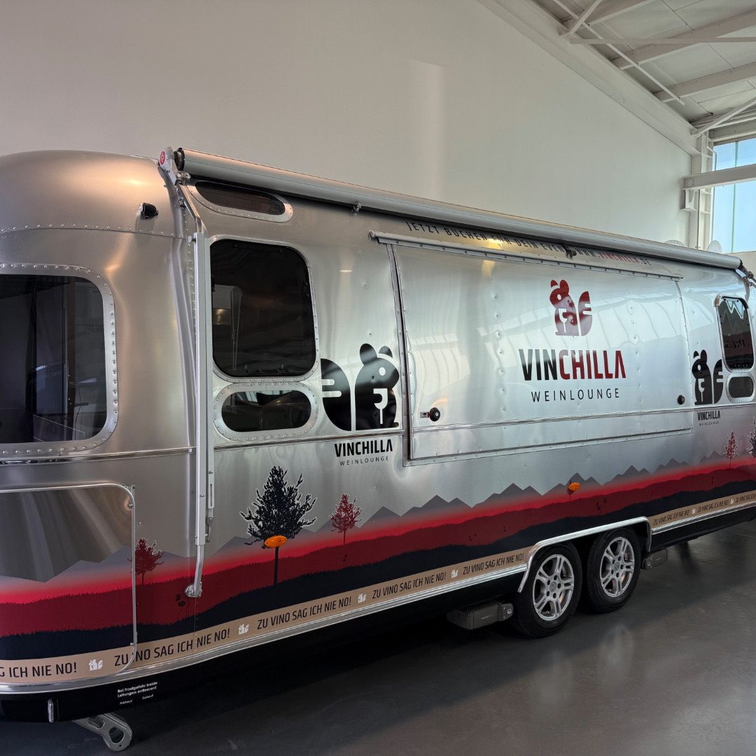 Der Vinchilla Airstream-Wagen — Seitenansicht mit Weinlounge-Beschriftung